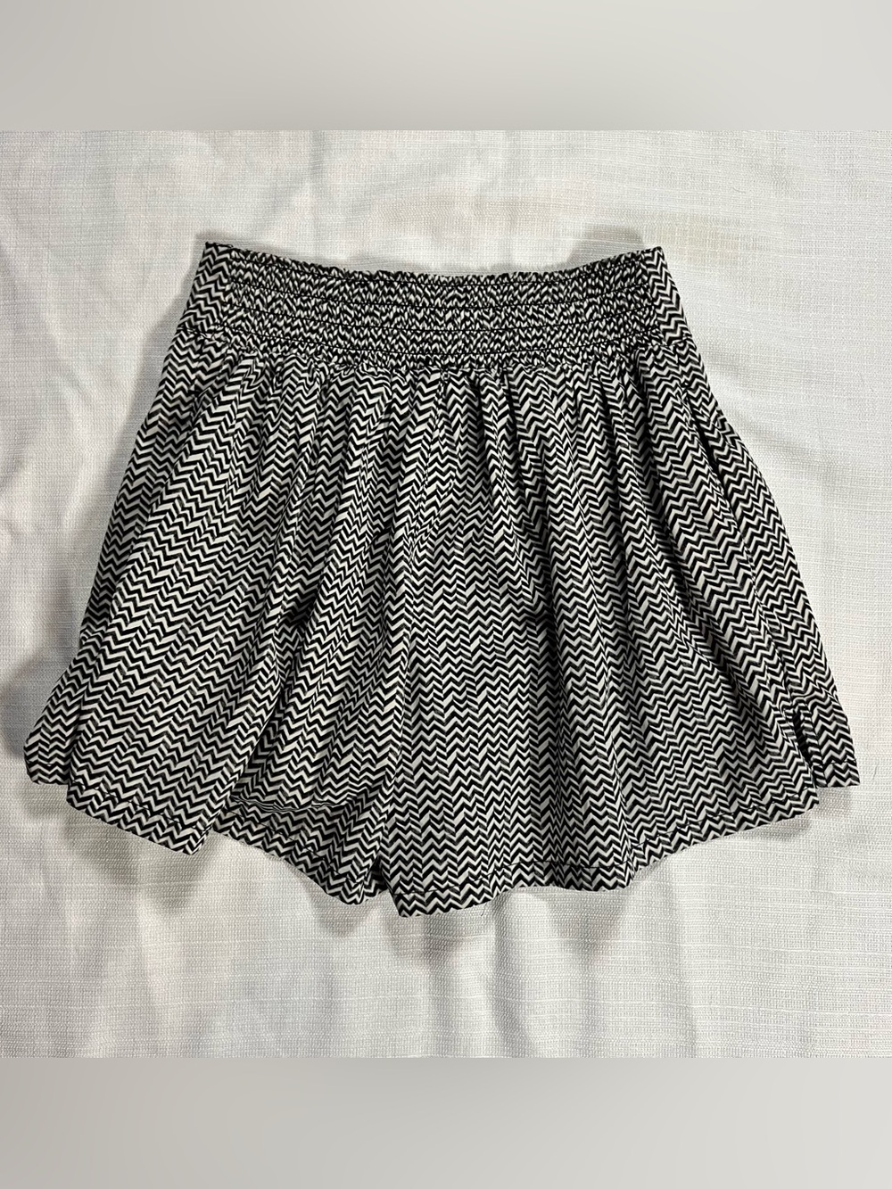 American Eagle Outfitters Black and White Zigzag Smocked Waist Shorts XXS XX-Sml
